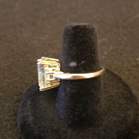 10k Gold ring w/ emarald cut green amathyst and CZ - Picture 3 of 4